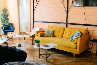 Hoe je kleuraccenten toevoegt aan een neutraal interieur