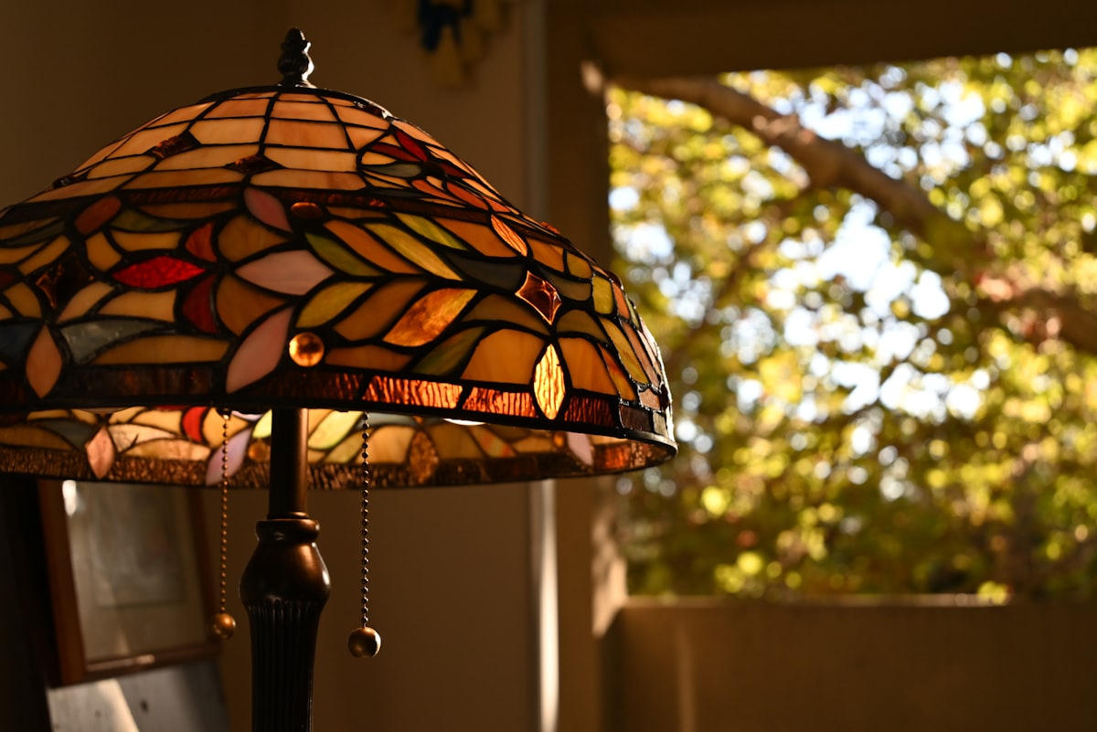 Waarom amberkleurig glas nu overal in lampen opduikt